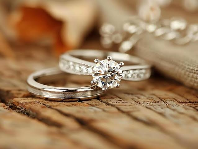 How to Compare Engagement Ring Stores in Dallas Before You Say Yes